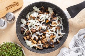 Шампиньоны в сметанном соусе Шампиньоны в сметанном соусе