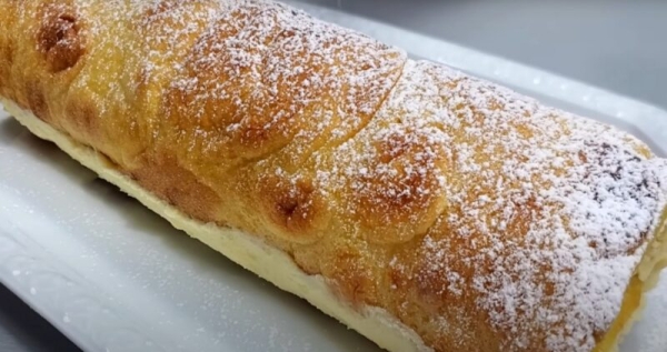 Просто смешиваю и выливаю тесто на противень: необычный рулет с заварным кремом. Даже разрыхлитель не нужен