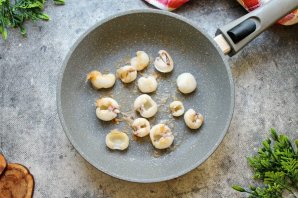 Салат из киноа с кальмарами Салат из киноа с кальмарами