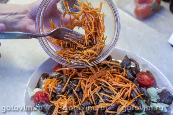 Теплый салат из куриной печени с пряной морковью Теплый салат из куриной печени с пряной морковью