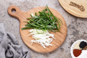 Корейский салат из зеленого лука Корейский салат из зеленого лука