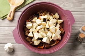 Тушёная картошка с мясом и баклажанами Тушёная картошка с мясом и баклажанами