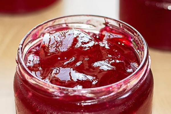 Густой джем из вишни с красной смородиной