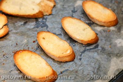 Кростини с инжиром, запеченным в беконе