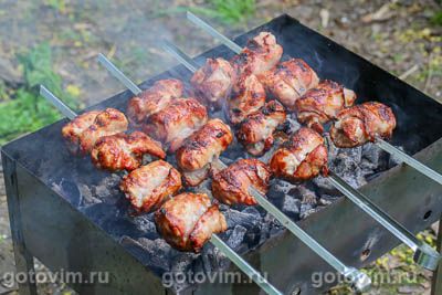 Шашлык из мясных рулетиков с беконом