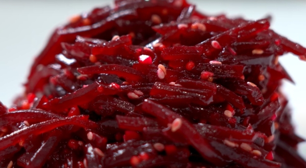 Простой и полезный салат из свеклы за 5 минут. Идеальное сочетание ингредиентов Простой и полезный салат из свеклы за 5 минут. Идеальное сочетание ингредиентов