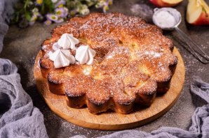 Шарлотка с яблоками и корицей