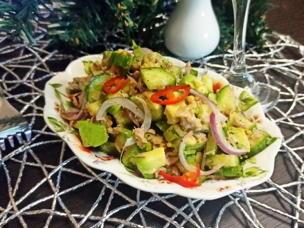 Салат с авокадо и тунцом Салат с авокадо и тунцом