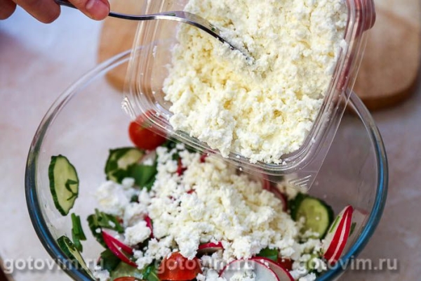 Салат с черемшой, овощами и творогом