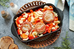 Свиные медальоны в беконе запеченные с овощами Свиные медальоны в беконе запеченные с овощами