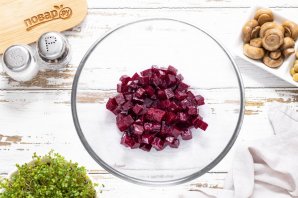 Винегрет с маринованными грибами