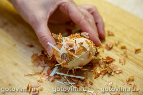 Мраморные яйца в луковой шелухе 