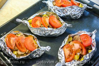 Свинина с картофелем в лодочках из фольги