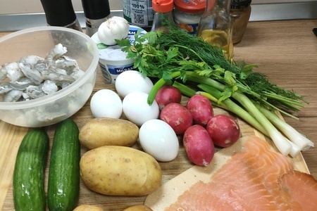 Окрошка “морской бриз” с копченой семгой и креветками