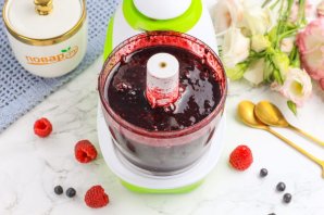 Черника с малиной перетертая с сахаром Черника с малиной перетертая с сахаром