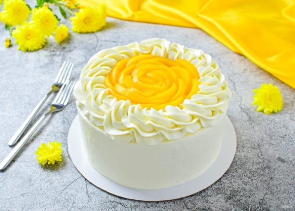 Торт с консервированными персиками и взбитыми сливками Торт с консервированными персиками и взбитыми сливками