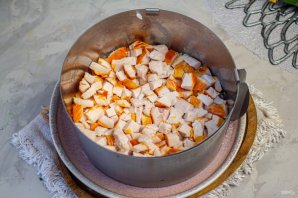 Салат с копченой курицей, черносливом и грецкими орехами Салат с копченой курицей, черносливом и грецкими орехами