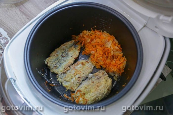 Филе салаки в яйце и муке, жаренное в мультиварке