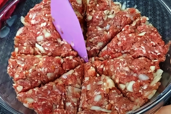 Блюдо из фарша по рецепту из Стамбула. Никаких сложных ингредиентов, а результат — просто восторг Блюдо из фарша по рецепту из Стамбула. Никаких сложных ингредиентов, а результат — просто восторг