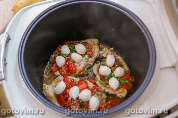 Свиные отбивные, обжаренные в мультиварке с помидорами и моццарелой