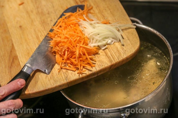 Суп куриный с грибами, перцем чили и яичной болтушкой Суп куриный с грибами, перцем чили и яичной болтушкой