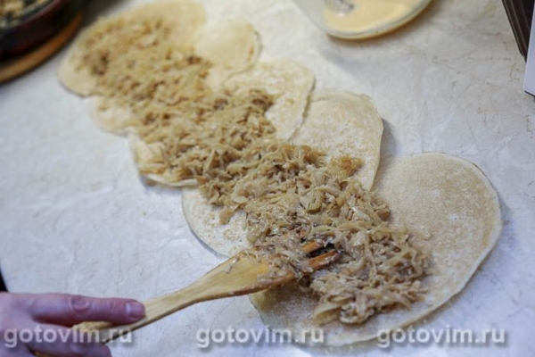 Блинный пирог с капустой и яйцом