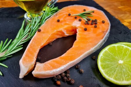 Идеальный стейк из лосося, приготовленный необычным способом Идеальный стейк из лосося, приготовленный необычным способом