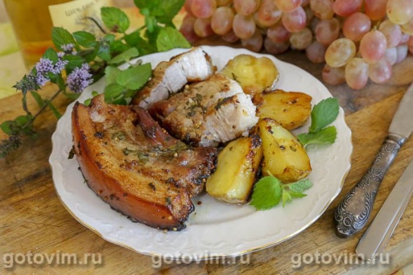 Свиная грудинка с горчицей, лимоном и мятой в духовке