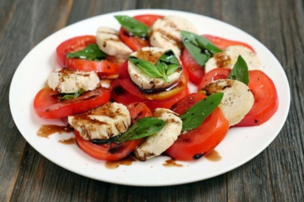 Помидоры с моцареллой и базиликом по-итальянски Помидоры с моцареллой и базиликом по-итальянски