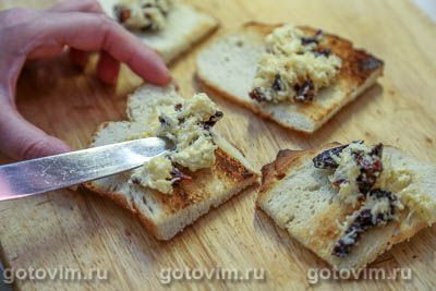 Бутерброды со шпротами, сыром и вялеными томатами Бутерброды со шпротами, сыром и вялеными томатами