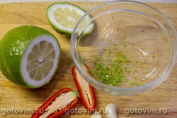 Свиная грудинка, запеченная в маринаде с лимоном и чили