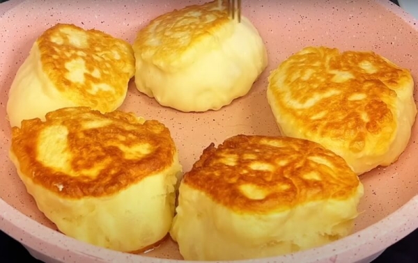 Кефир и 1 яйцо. Пышные оладьи, как булочки: рецепт без дрожжей за 5 минут Кефир и 1 яйцо. Пышные оладьи, как булочки: рецепт без дрожжей за 5 минут