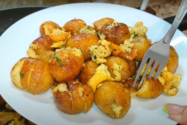 Такое блюдо захочешь снова и снова. Жареная картошка с салом и яйцом: шикарный рецепт Такое блюдо захочешь снова и снова. Жареная картошка с салом и яйцом: шикарный рецепт