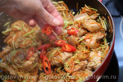 Свинина Тхабо в кокосовом молоке с овощами и рисовой лапшой Свинина Тхабо в кокосовом молоке с овощами и рисовой лапшой