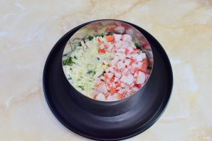 Салат с крабовыми палочками, огурцами и шампиньонами