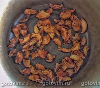 Компот из сушеных яблок и свежих ягод