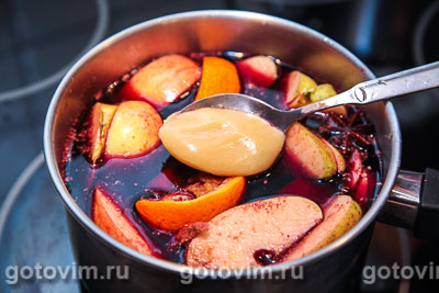 Глинтвейн с яблоками и апельсинами