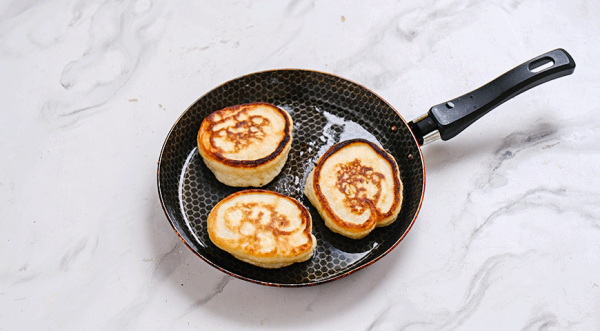 Оладьи на айране, пошаговый рецепт с фото Оладьи на айране, пошаговый рецепт с фото