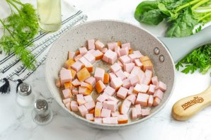 Макароны с колбасой на сковороде Макароны с колбасой на сковороде