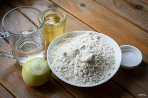 Слоеные лепешки с луком на сковороде Слоеные лепешки с луком на сковороде