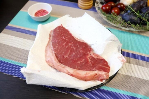 Бифштекс (beef-stеаks) со сливочным маслом Бифштекс (beef-stеаks) со сливочным маслом