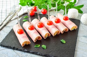 Рулетики с сыром и чесноком