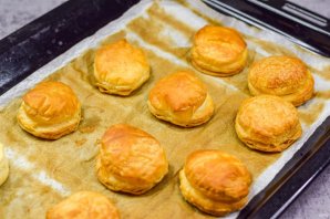 Закуска «Ракушки» из слоеного теста с начинкой Закуска «Ракушки» из слоеного теста с начинкой