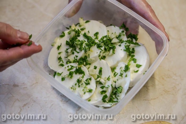 Сыр моцарелла в масле с зеленью Сыр моцарелла в масле с зеленью