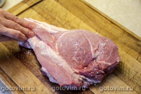 Свиная корейка, шпигованная чесноком и запеченная в фольге Свиная корейка, шпигованная чесноком и запеченная в фольге