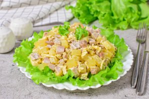 Салат с копчёной курицей и ананасами