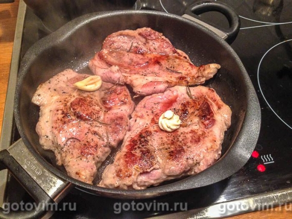 Стейк из свиной шейки с лимоном, перцем и чесноком на сковроде Стейк из свиной шейки с лимоном, перцем и чесноком на сковроде