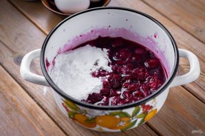 Пирог с замороженной вишней и безе Пирог с замороженной вишней и безе