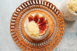 Мюсли в йогурте с инжиром, курагой и миндалем Мюсли в йогурте с инжиром, курагой и миндалем