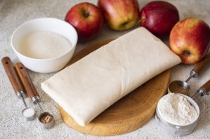 Слоеный пирог с яблоками из готового теста